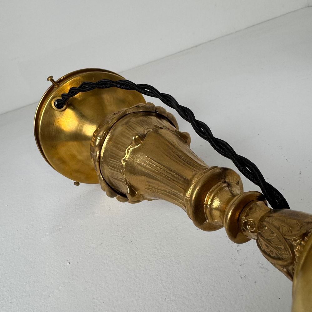 Ancienne lampe &agrave; poser laiton et opaline vintage Décoration