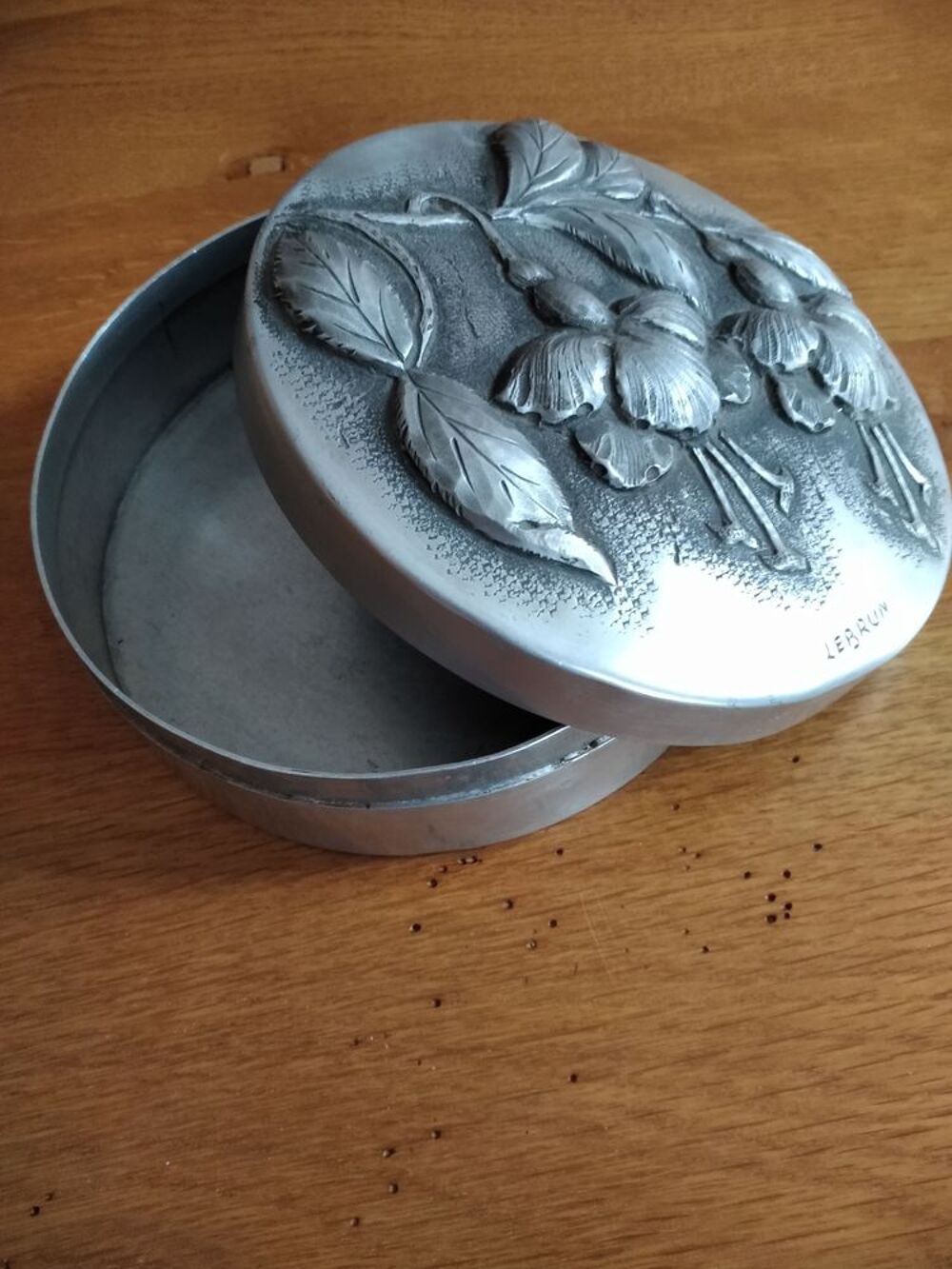 Ancienne bo&icirc;te bonbonni&egrave;re sign&eacute;e Lebrun D�coration