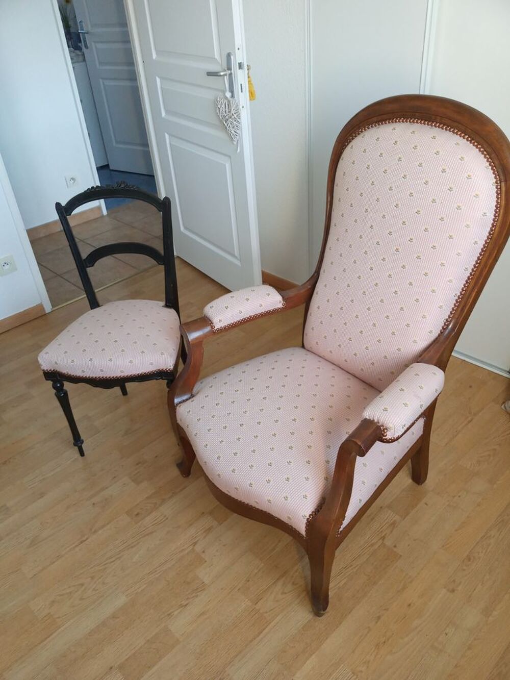 fauteuil voltaire et chaise assortie Meubles