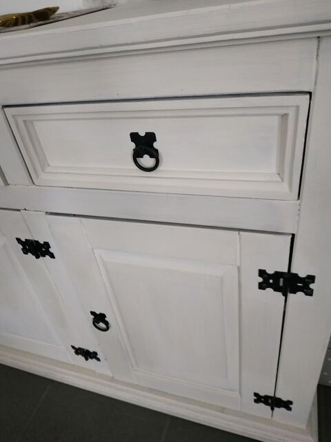 bahut bas 3 portes ,2 tiroirs.Bon tat. 70 Saint-Maurice-l'Exil (38)