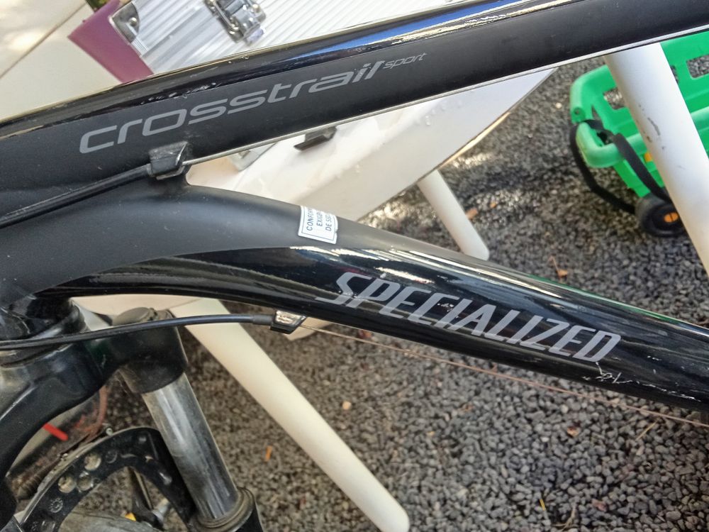 2 VTT Specialized avec porte v&eacute;lo vitre arri&egrave;re Vélos