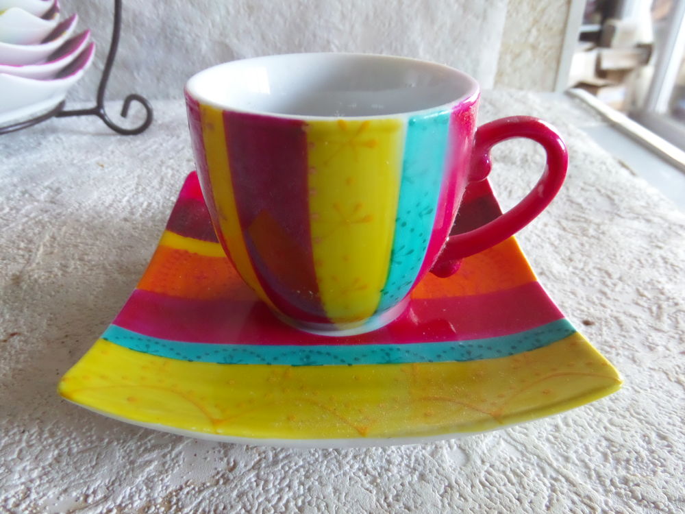 tasses a caf&eacute; sur son presentoir Cuisine