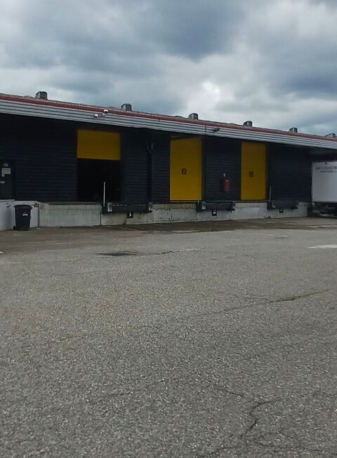 ST PRIEST : 1.000 M2 ENTREPOT AVEC QUAIS DE D&Eacute;CHARGEMENT / LOYER A SAISIR 5300 69800 Saint-priest