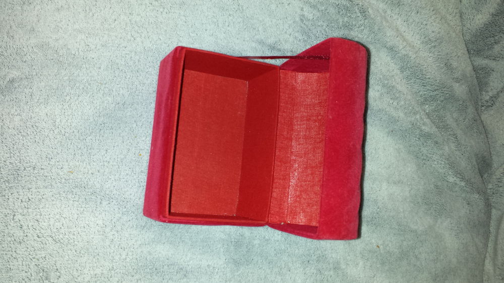 COFFRET ROUGE
LARGEUR 10 CM
LONGUEUR 15 CM Décoration