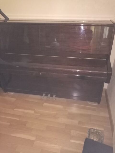 piano droit de marque HSINGHAI de couleur marron 400 Le Gué-de-Longroi (28)