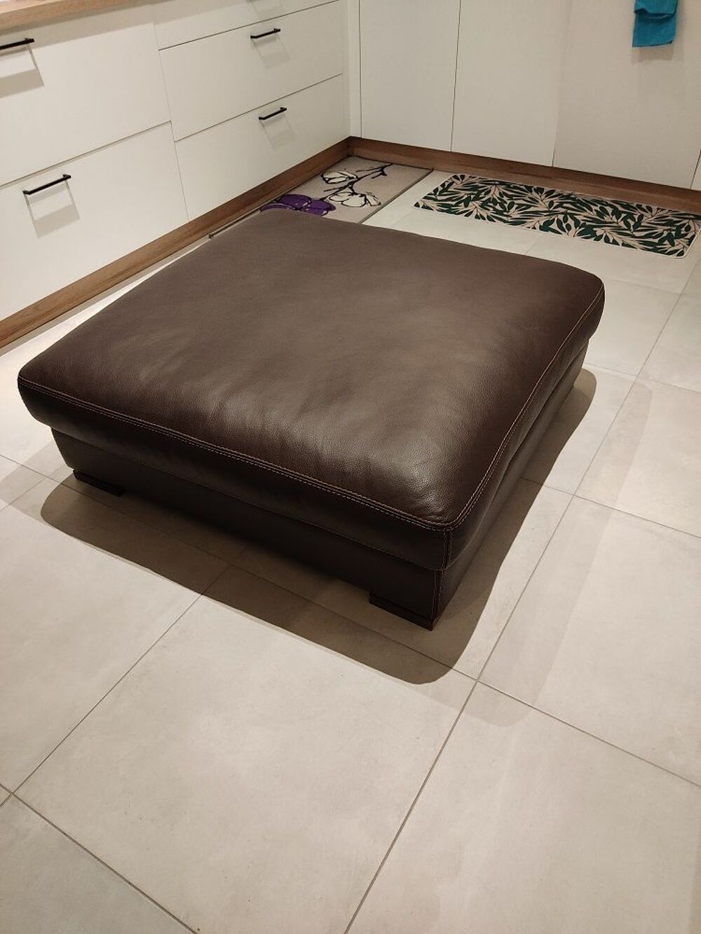 Pouf en cuir marron
Meubles