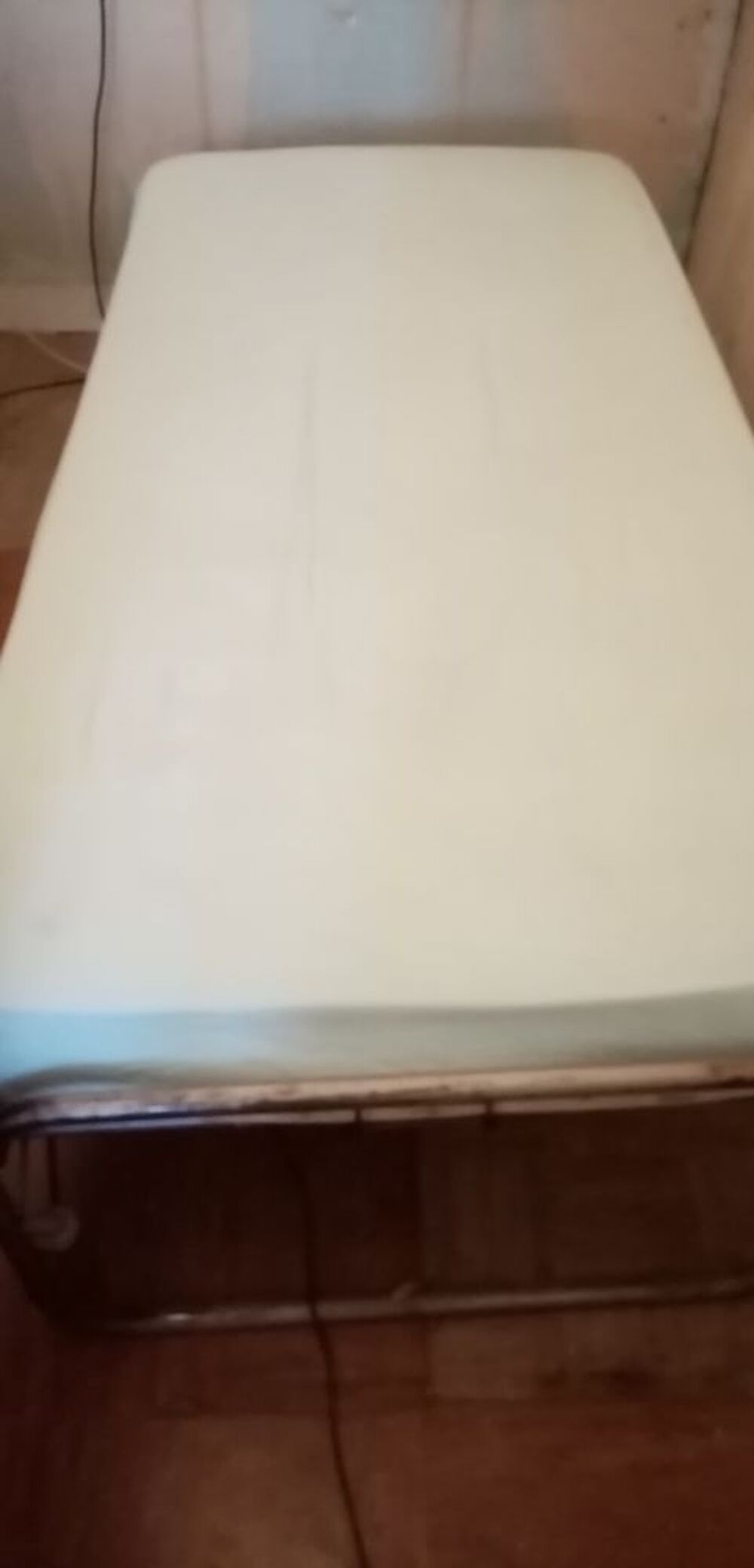lit en fer + matelas + couette + oreillers Meubles
