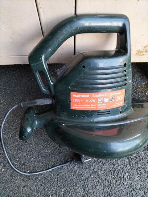 Aspirateur-souffleur-broyeur de feuilles. Poitiers (86)
