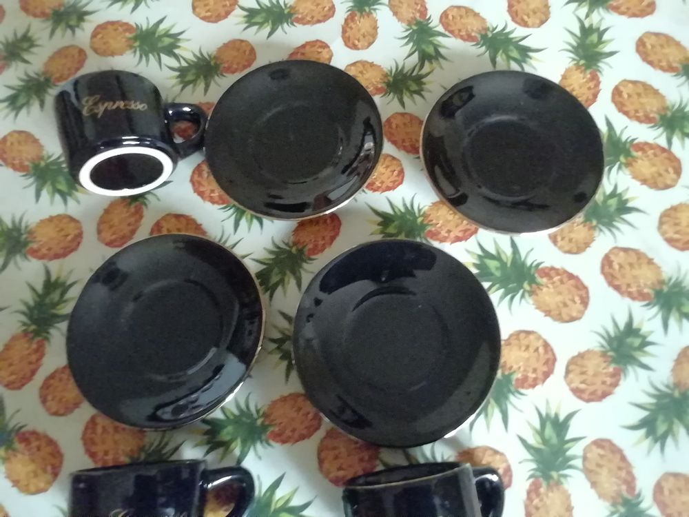 Tasses noires sign&eacute;es EXPRESSO avec liserai OR Cuisine