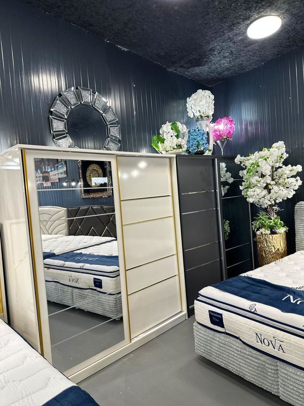 Armoire porte coulissante tout neuf avec livraison Meubles