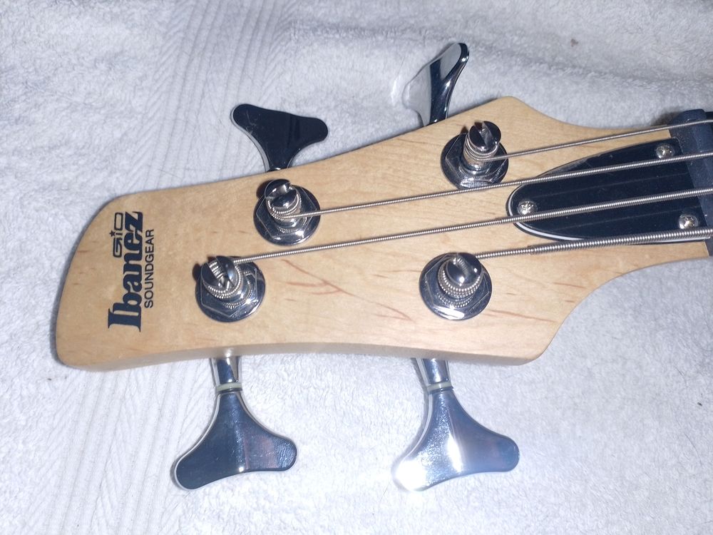 Basse Ibanez soundgear + housse ampli gr&eacute;sille bsa 10 Instruments de musique