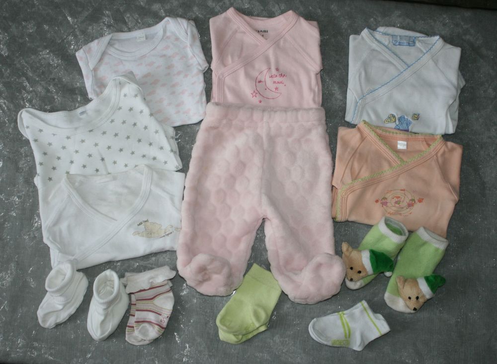 Lot 7 pi&egrave;ces (pantalon Kiabi 6 bodies 1 mois fille + chausso Vêtements enfants