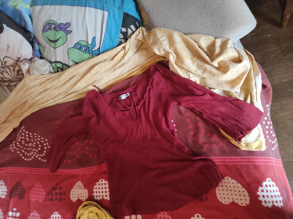 10€ deux haut taille 38/40 Vêtements