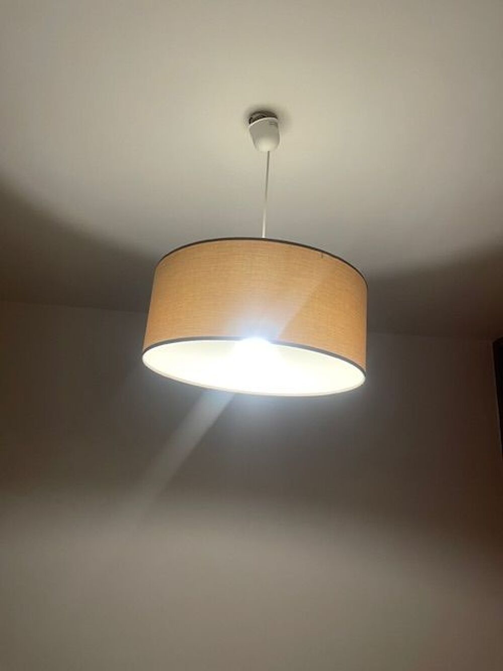 SUSPENSION CONTEMPORAINE EN TISSU LIN BEIGE.
Décoration