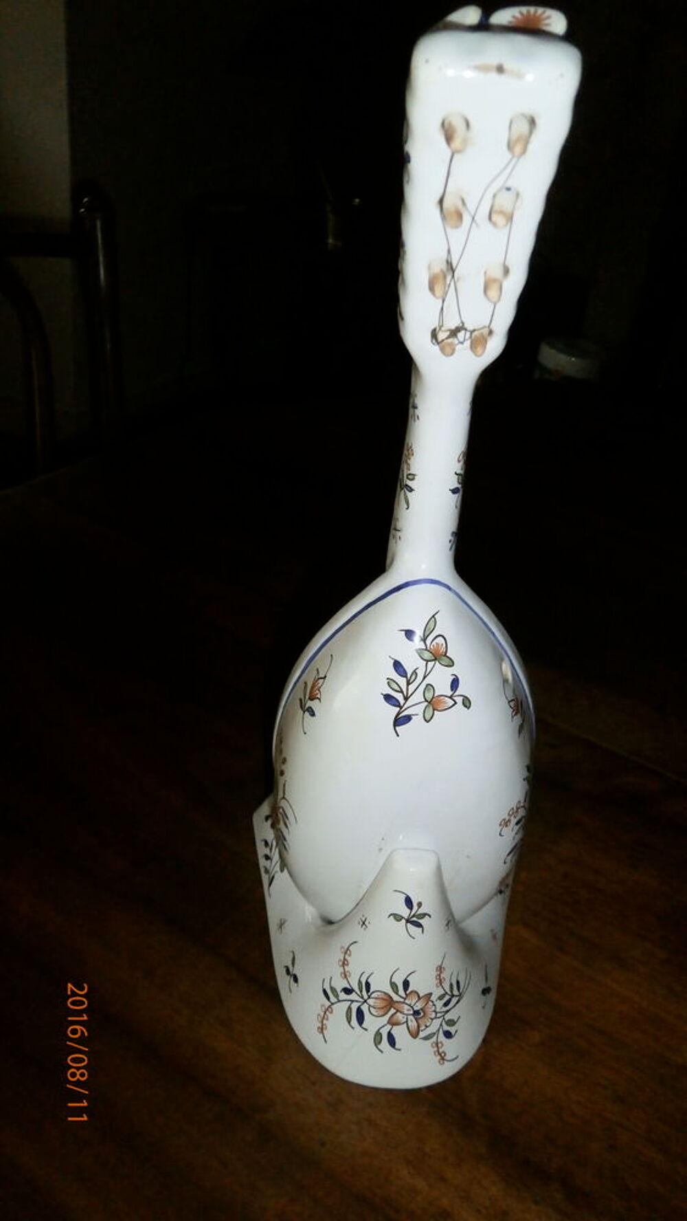 MANDOLINE EN FA&iuml;ENCE DE ROUEN sur son support. Décoration