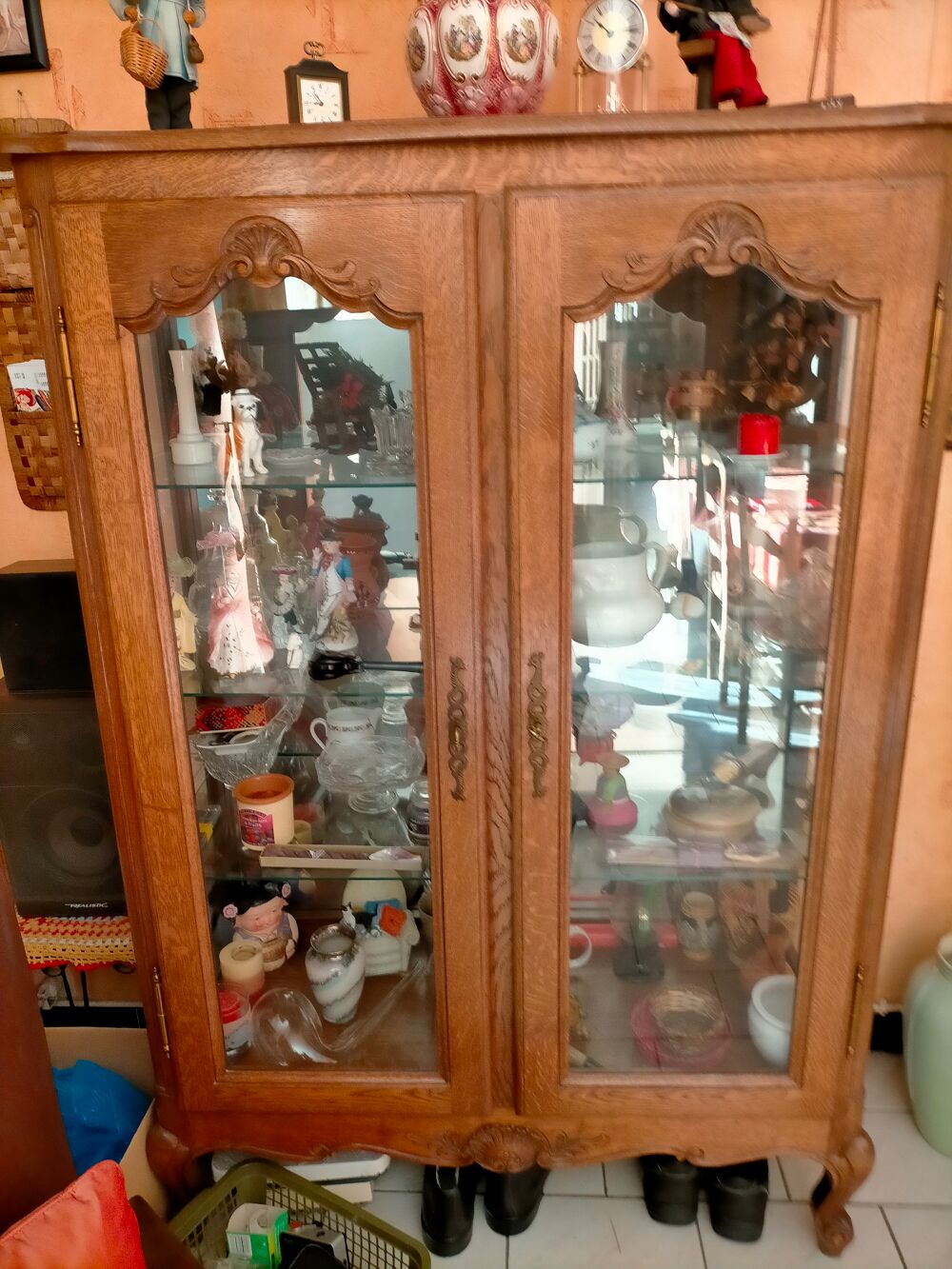 VITRINE EN CHENE MASSIF Meubles