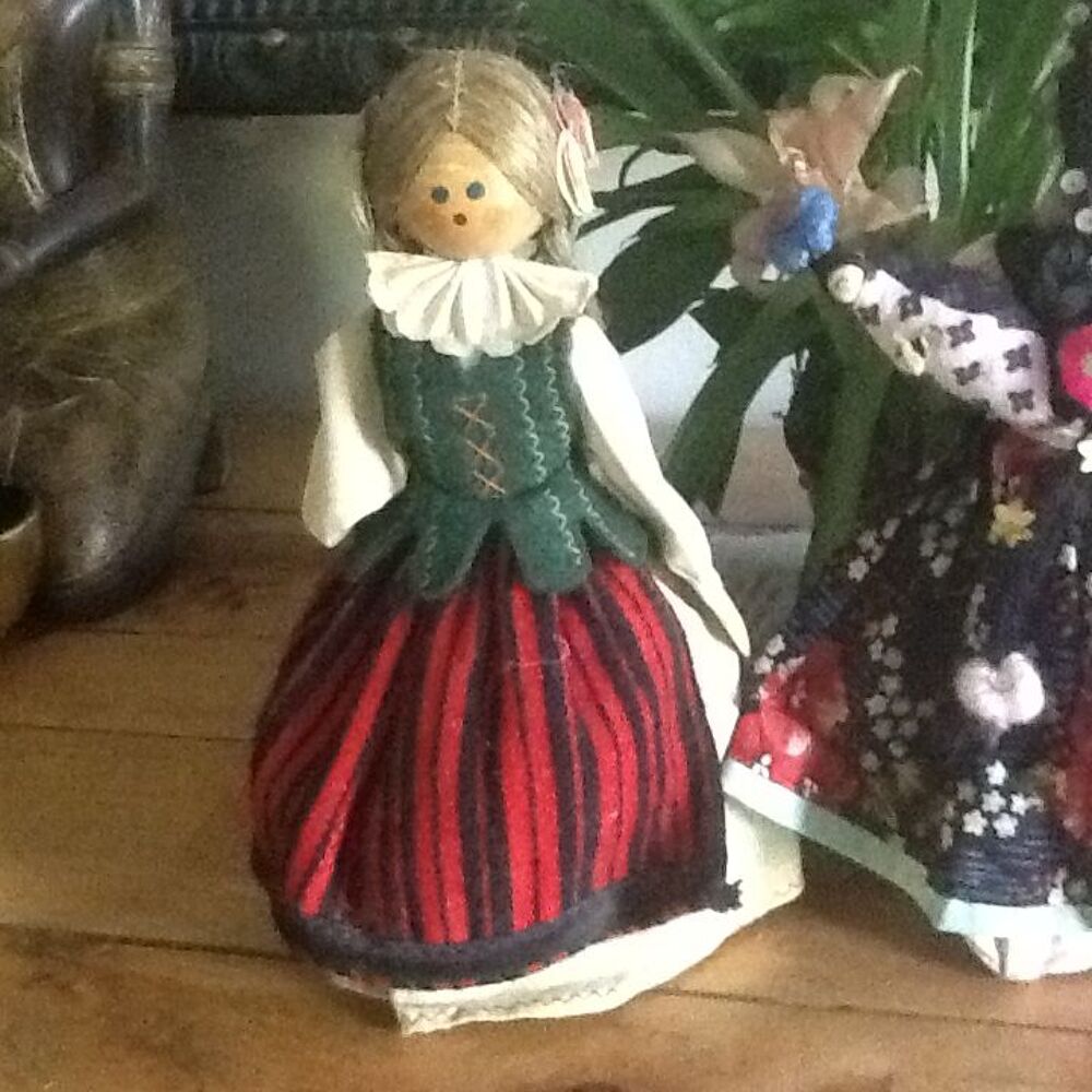 Cadeau, 2 poup&eacute;es en bois (folklore &eacute;tranger) collection Décoration