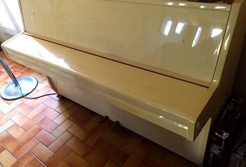 Piano droit hyundai u810 ivoire-verni à accorder. Tres-b-e. 480 Montpellier (34)