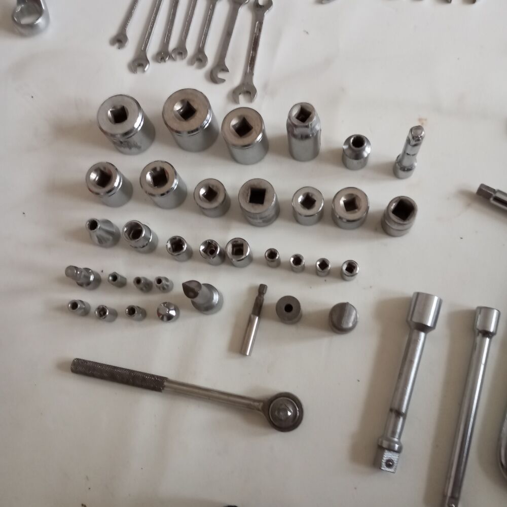 lot de 77 clefs et douilles Bricolage