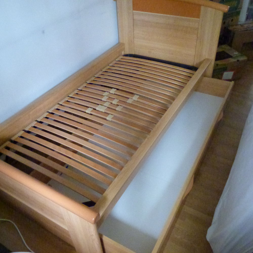 Lit 1 personne avec sommier + chevet
Meubles