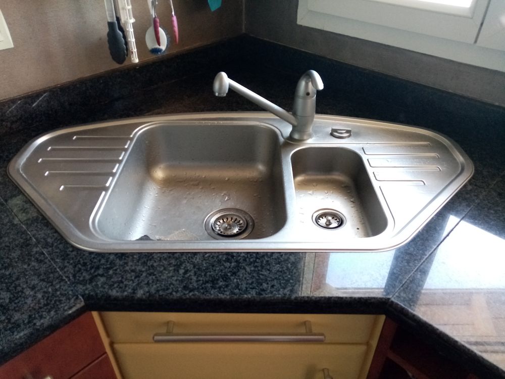 Cuisine &eacute;quip&eacute;e avec ilot central Meubles