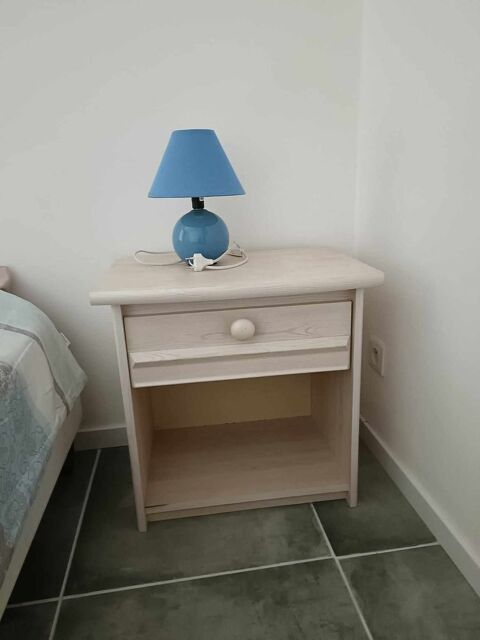 2 tables de chevet en bois plein 0 Digne-les-Bains (04)
