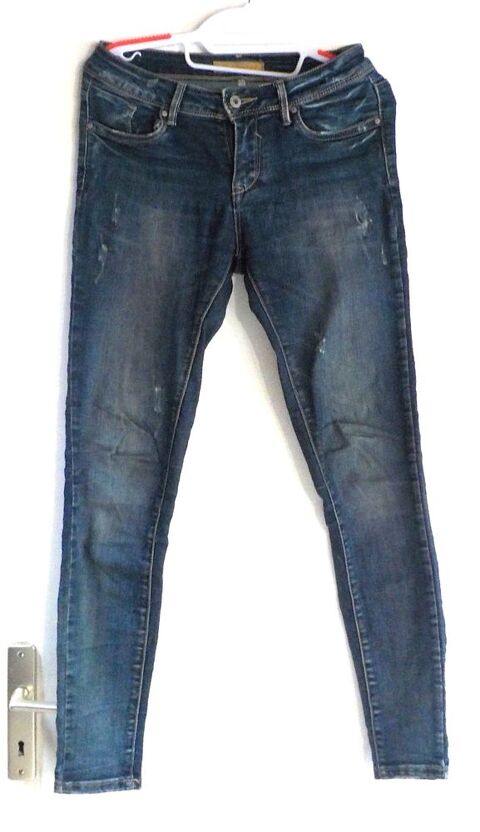 JEAN HELLO KITTY TAILLE 36 FAUSSES USURES SUR LES CUISSES 5 Bubry (56)