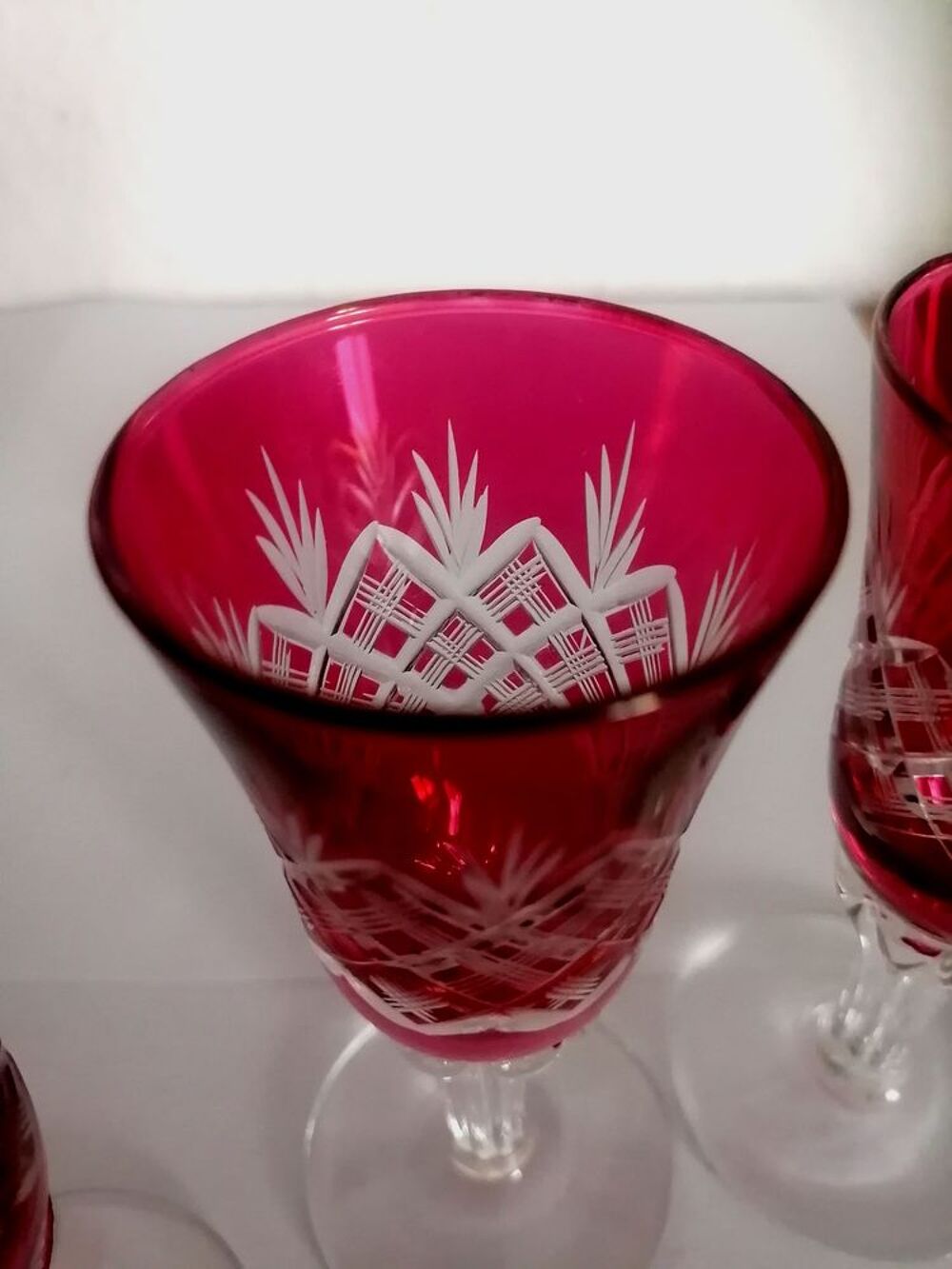 Lot de 4 tr&egrave;s beaux verres &agrave; liqueur en cristal cisel&eacute; Décoration