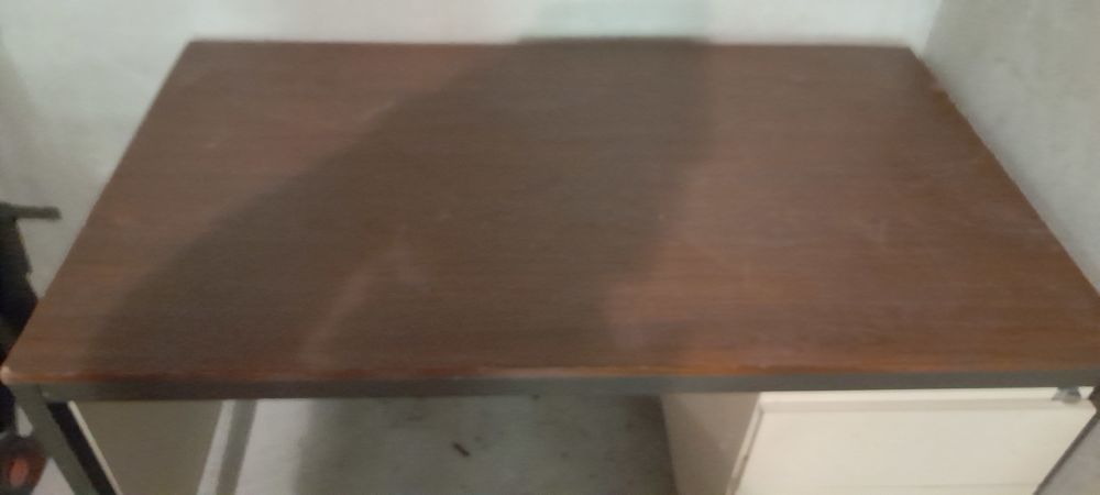 Bureau m&eacute;tallique 2 tiroirs avec dessus imitation bois.
Meubles