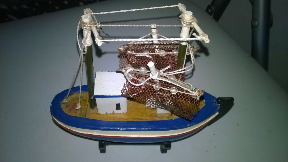 Maquette Bateau
Peche en mer
Avec filets 
13 cm de long
1 Décoration