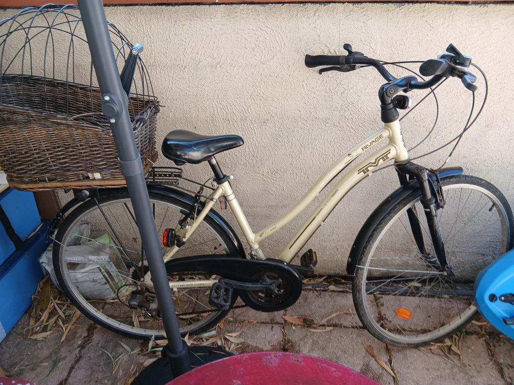 V&eacute;lo de ville ou de campagne avec panier en osier Vélos
