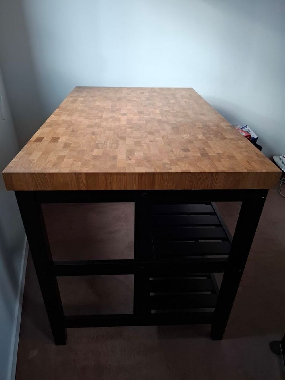 Table en bois ikea avec &eacute;tag&egrave;res Meubles