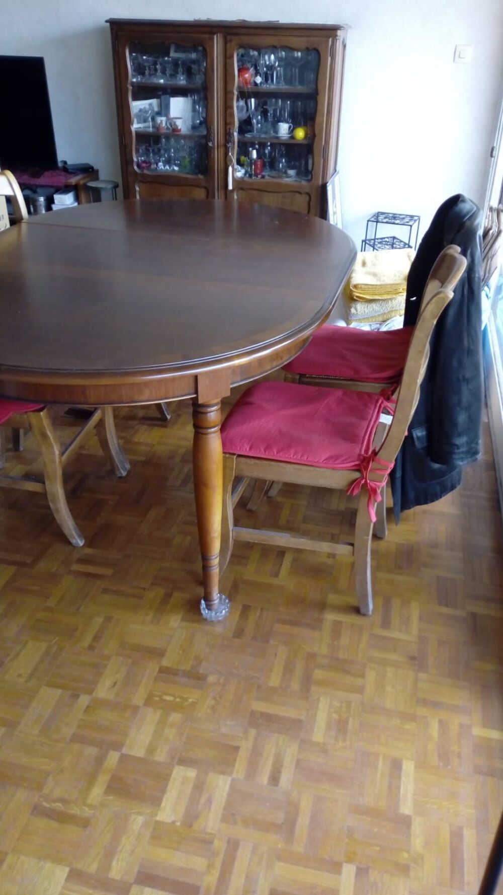 TRES , Table de s&eacute;jour et 4 chaises. Meubles