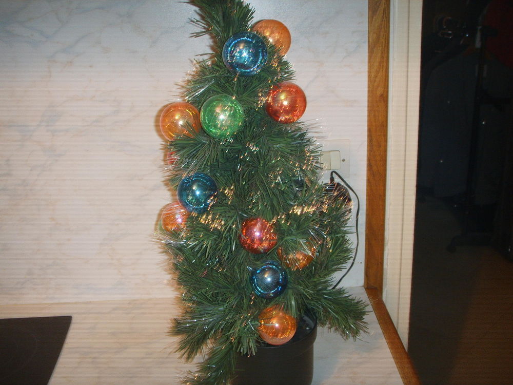 Arbre de Noel &agrave; fibres optiques scintillantes. Hauteur 60cm. Décoration