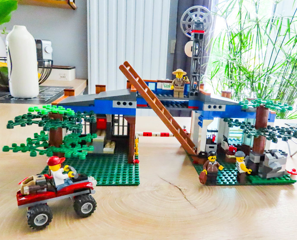 LEGO CITY 4440 Poste de police de la for&ecirc;t Jeux / jouets