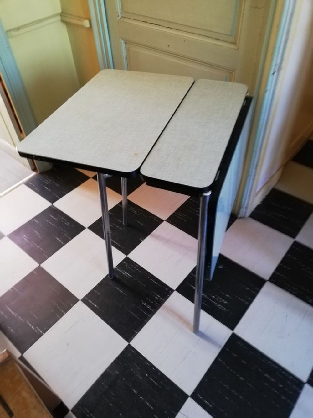 table en formica+ tabouret Meubles