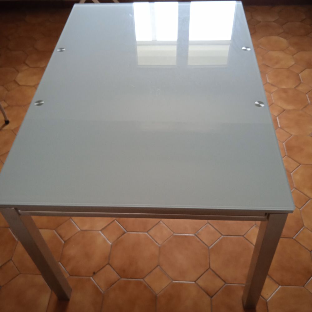 Table en verre poli, moderne et ses chaises Meubles