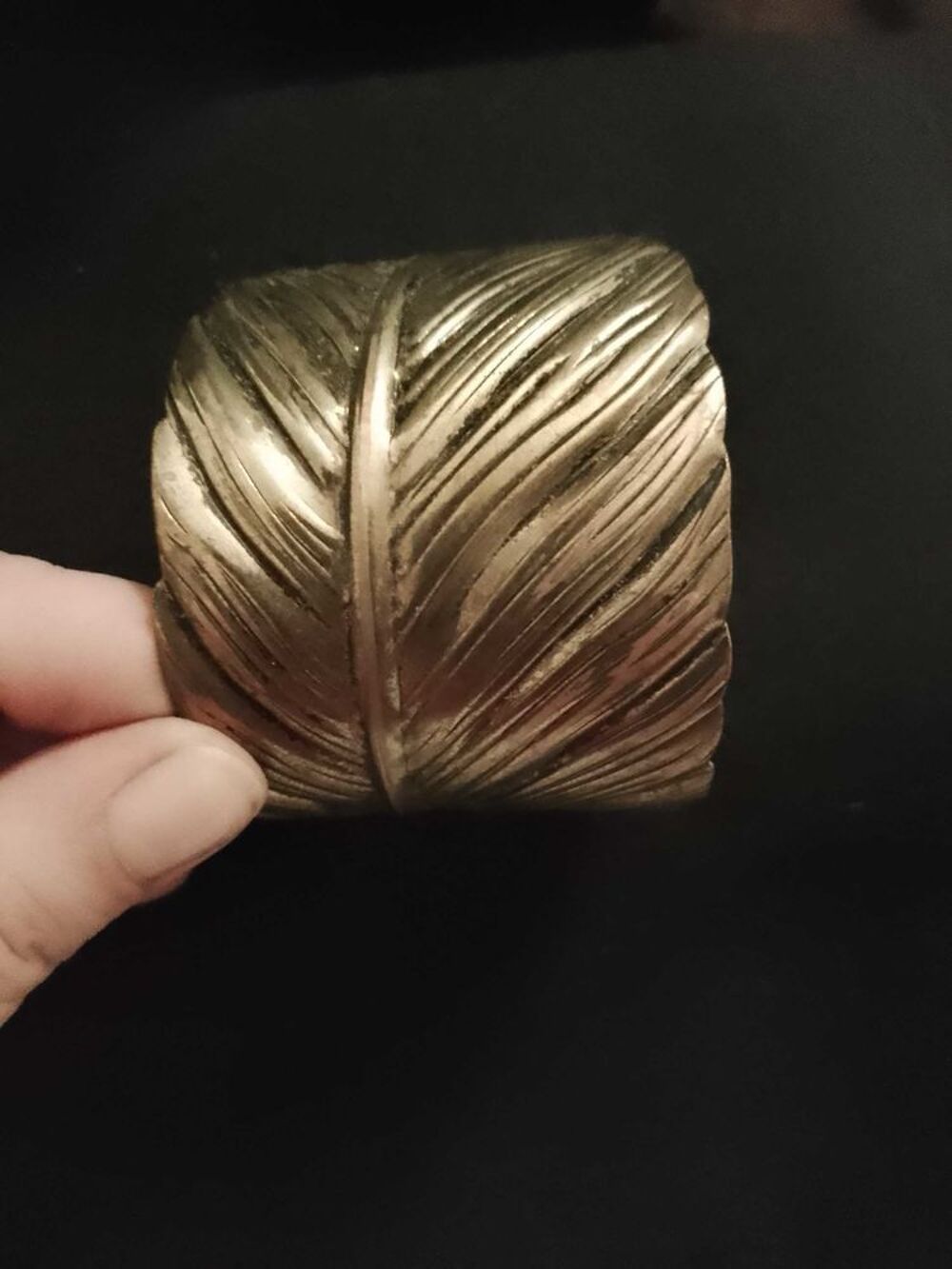 bracelet feuille en m&eacute;tal Dor&eacute;. Bijoux et montres
