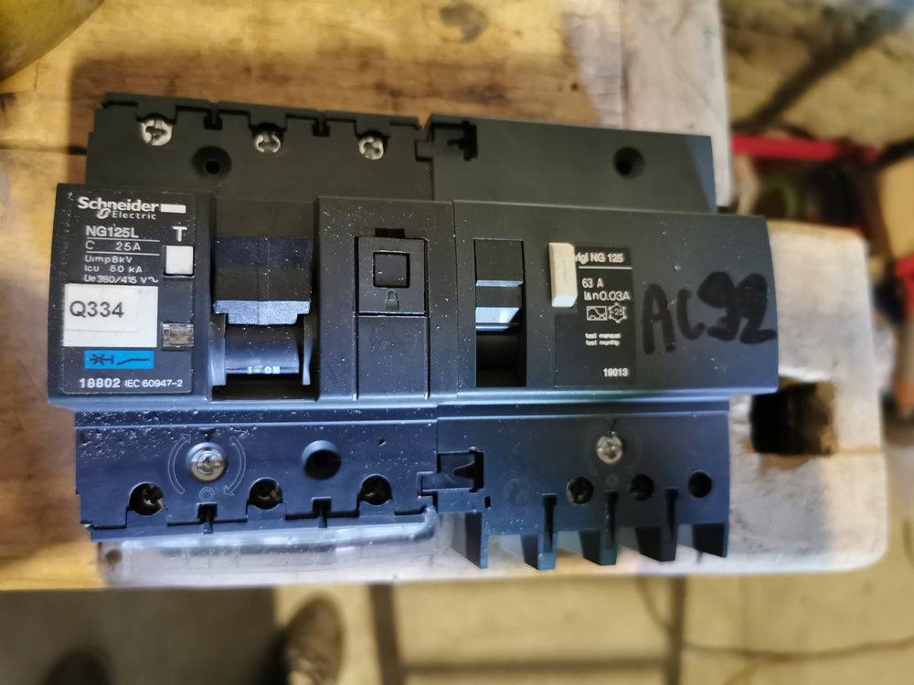 disjoncteur modulaire - 4P - 63A - courbe C Bricolage