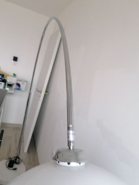 Lampe déportée blanche sur socle 85 Cruas (07)