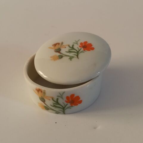Petite boite en porcelaine blanche, peinture artisanale, 3 Saumur (49)