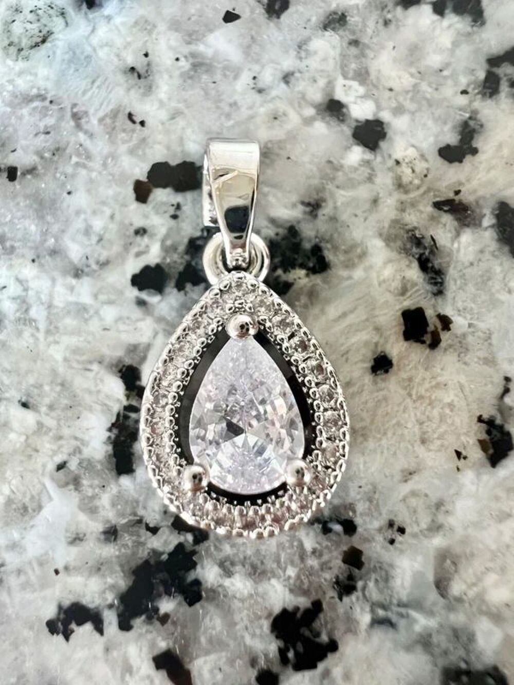 Charm zirconiums en acier inoxydable. Pendentif brillant Bijoux et montres