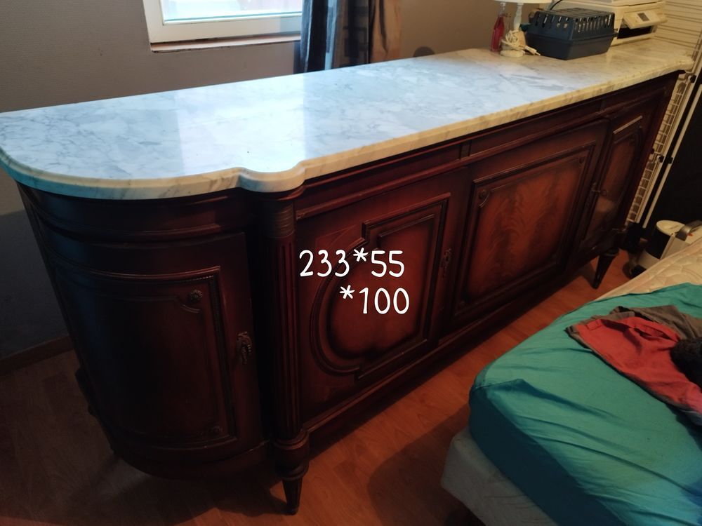 Buffet en bois et marbre
Meubles