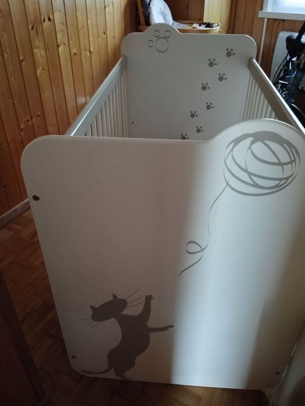 lit a barreaux blanc avec son matelas Mobilier enfants