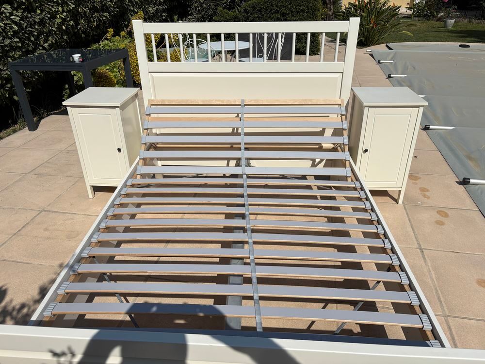 Lit blanc bois avec tables de chevet et matelas Meubles