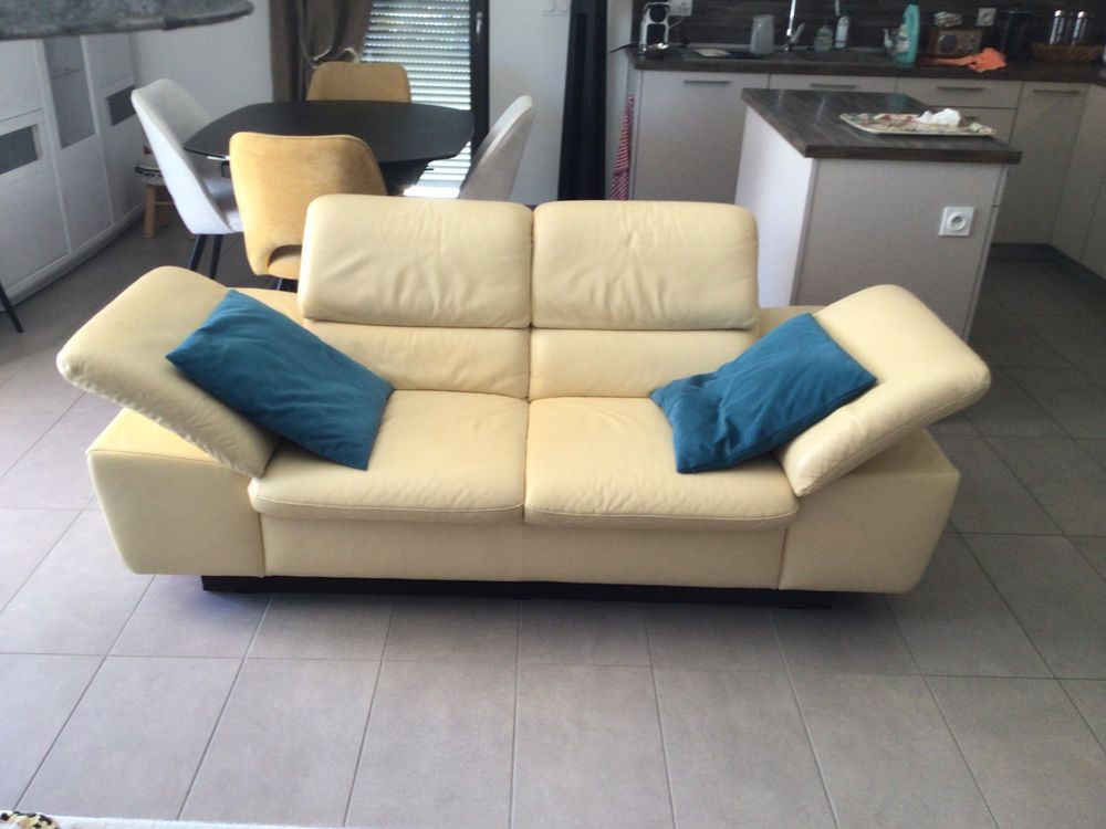 Canap&eacute; 3 places en cuir beige Meubles