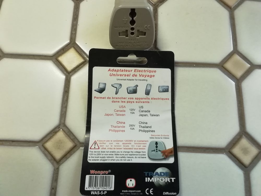 Adaptateur universel de voyage. Bricolage