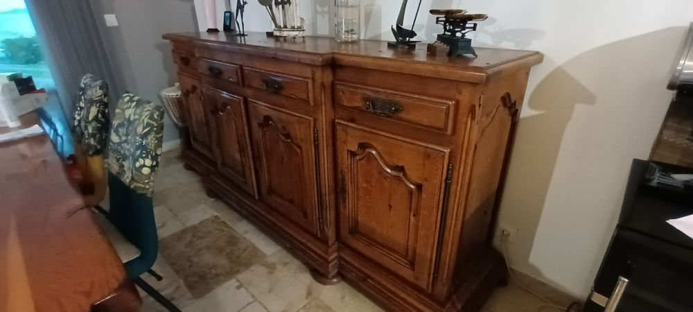 BAHU CHENE CLAIR TRES BON ETAT
4 PORTES 
1 TABLE MASSIVE
Meubles