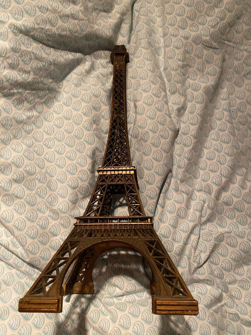 Tour Eiffel laiton bo&icirc;te musique auteur 34 cm tr&egrave;s bon &eacute;tat Décoration