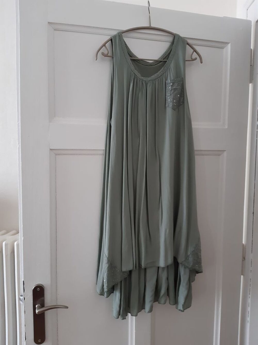2 robes &agrave; l'unit&eacute; une kaki.l autre beige
12€ l unite Vêtements